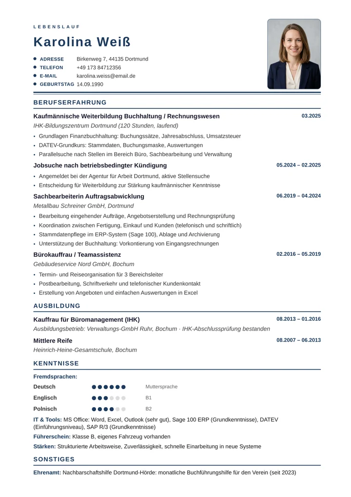Muster-Lebenslauf für die Agentur für Arbeit: tabellarischer Aufbau antichronologisch, Abschnitte Berufserfahrung mit ehrlich erklärter Lücke, Weiterbildung Buchhaltung, Ausbildung Kauffrau für Büromanagement und Kenntnisse mit Niveau