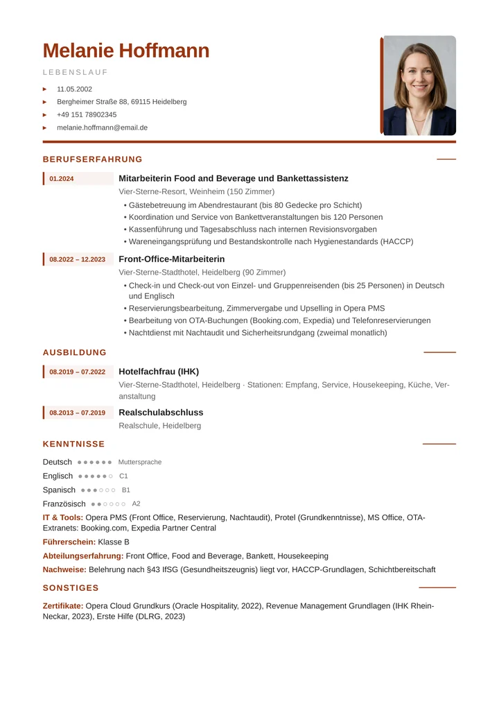 Muster-Lebenslauf einer Hotelfachfrau: Berufserfahrung in Front Office und Food and Beverage, Ausbildung im Vier-Sterne-Hotel, PMS-Kenntnisse (Opera), Sprachen mit GER-Niveau und Nachweis nach §43 IfSG