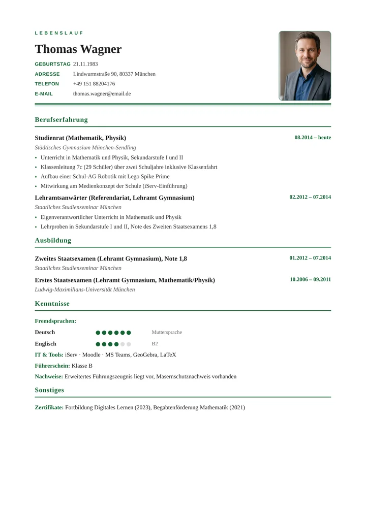 Muster-Lebenslauf eines Gymnasiallehrers: akademisches Layout mit Fächerkombination Mathematik und Physik, beiden Staatsexamina mit Note, Referendariat, digitalen Kompetenzen und Nachweisen