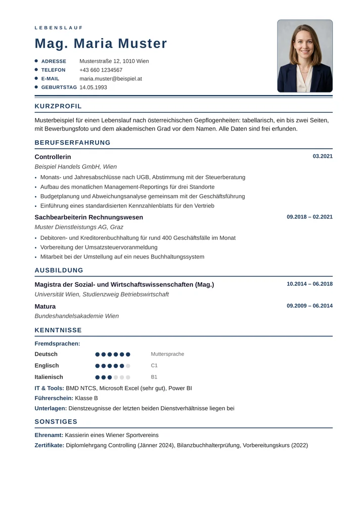 Beispiel-Lebenslauf für Österreich: tabellarisch, mit Bewerbungsfoto oben rechts und dem akademischen Grad Mag. vor dem Namen, Ausbildung mit Matura